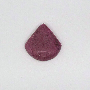 Thulit cabochon.