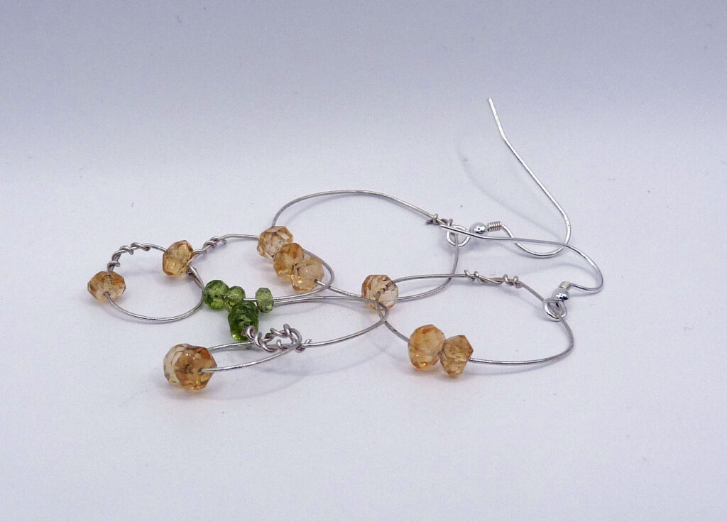 Silverörhängen med peridot och citrin.