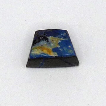 Ädelopal cabochon.