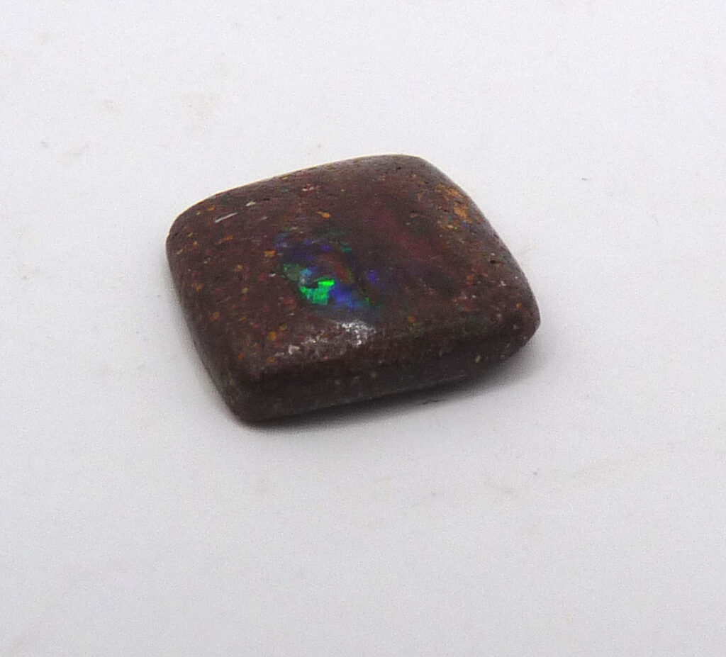 Boulder ädelopal, cabochon