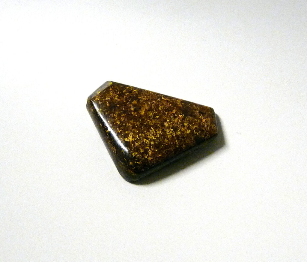 Bronzit, cabochon.