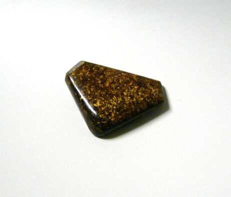 Bronzit, cabochon.