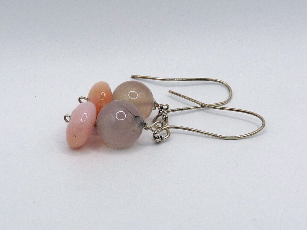 Silverörhängen med rosa kalcedon och rosa opal.