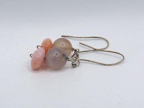 Silverörhängen med rosa kalcedon och rosa opal.