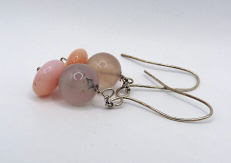 Silverörhängen med rosa kalcedon och rosa opal.