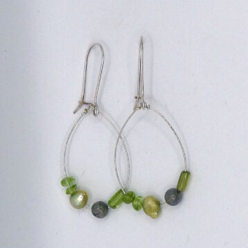 Silverörhängen med peridot, labradorit och pärlor.
