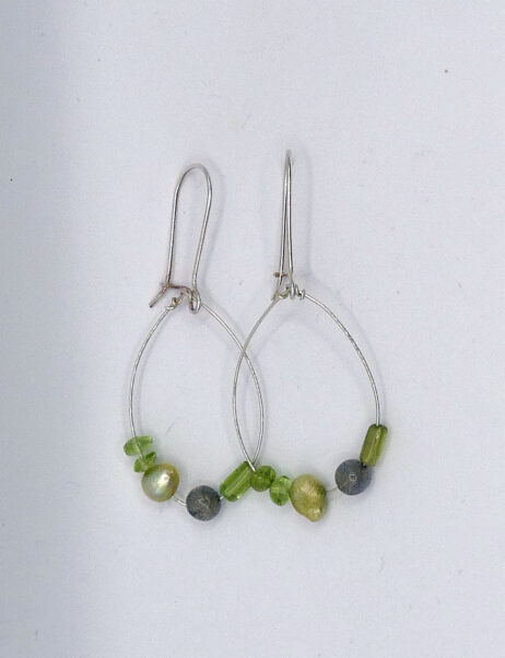 Silverörhängen med peridot, labradorit och pärlor.