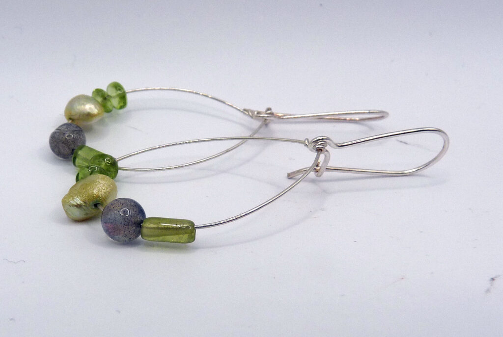 Silverörhängen med peridot, labradorit och pärlor.