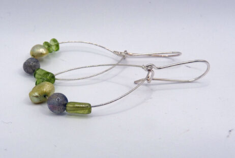Silverörhängen med peridot, labradorit och pärlor.