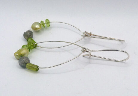 Silverörhängen med peridot, labradorit och pärlor.
