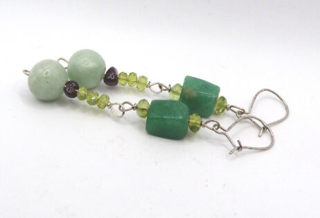 Silverörhängen med jadeit jade, aventurin, peridot och granat.