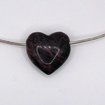 Silverhalsband med rodonithjärta.