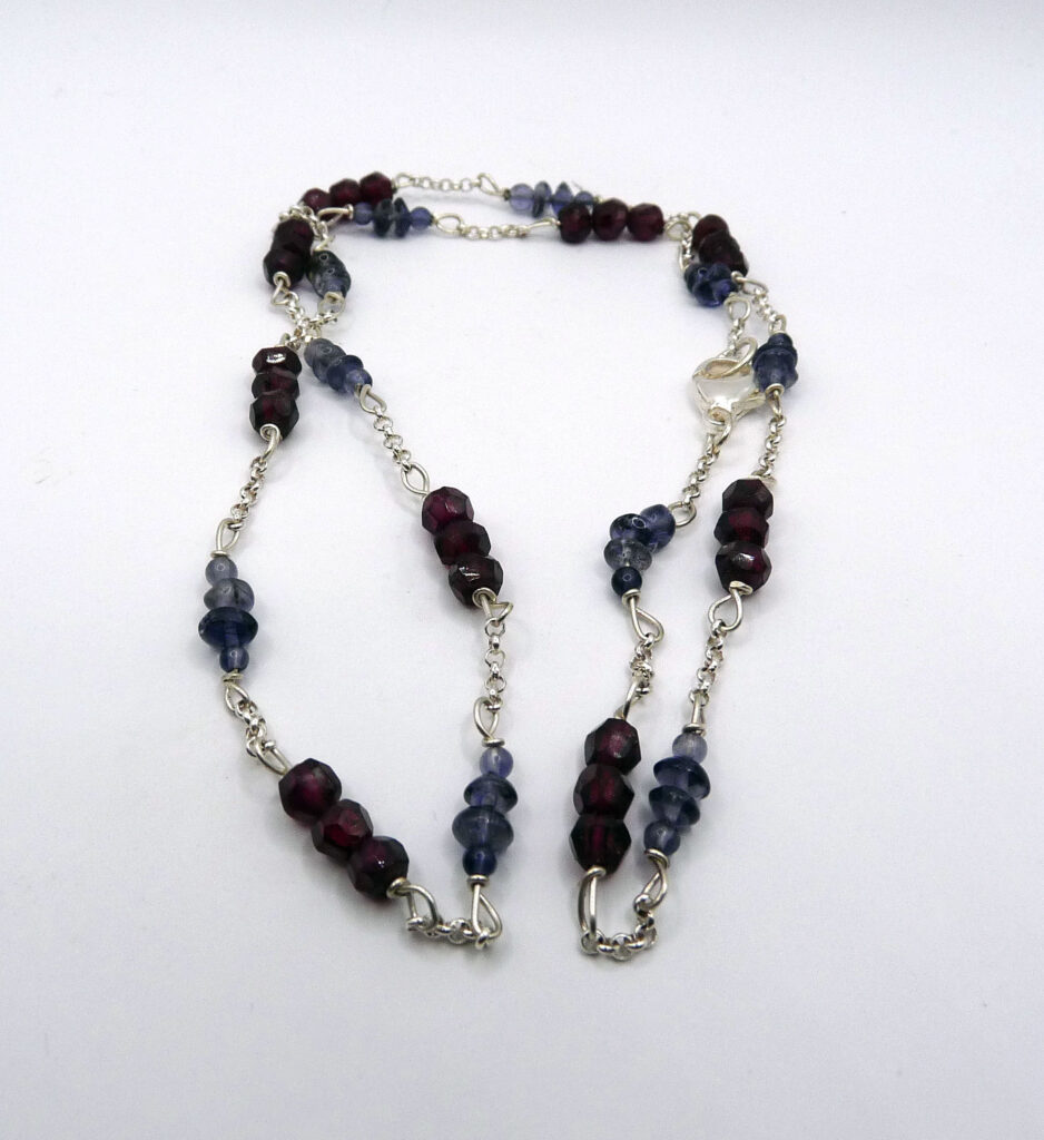 Silverhalsband med iolit och facetterad granat.