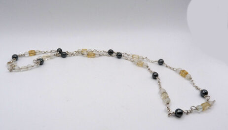 Silverhalsband med hematit, labradorit och citrin.