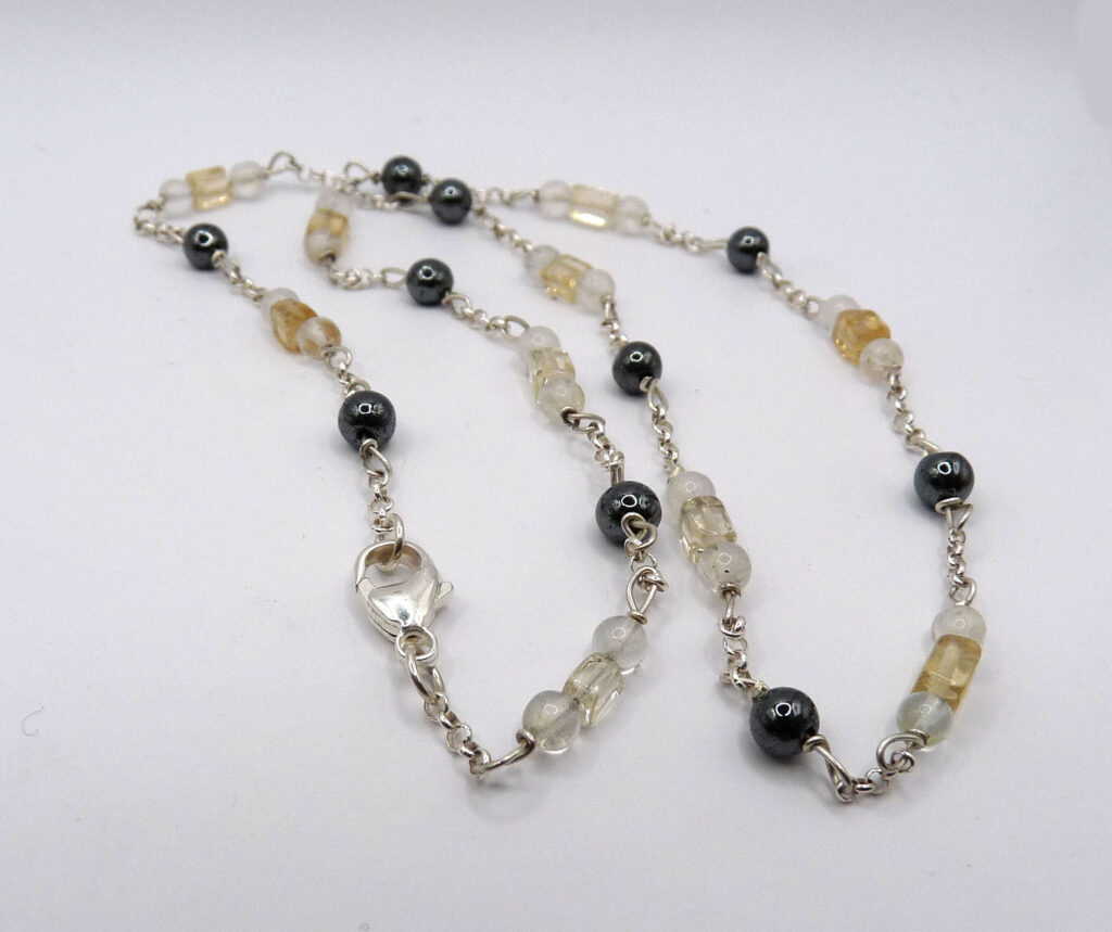 Silverhalsband med hematit, labradorit och citrin.