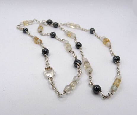 Silverhalsband med hematit, labradorit och citrin.