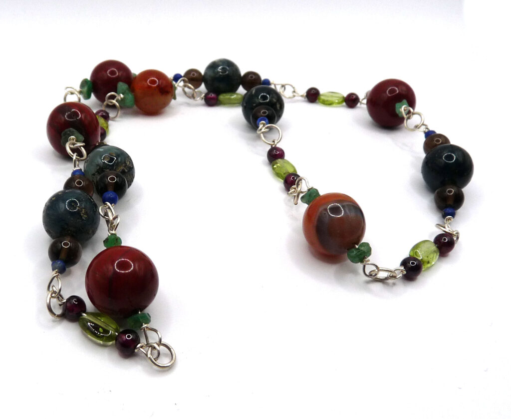 Silverhalsband med mossagat, agat, jaspis, smaragd, peridot