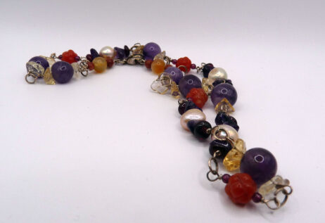 Silverhalsband med ametist, aventurin, gul agat, citrin, goldstone (glas) och granat.