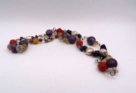 Silverhalsband med ametist, aventurin, gul agat, citrin, goldstone (glas) och granat.
