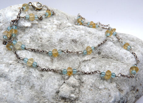 Silverhalsband med citrin och akvamarin.