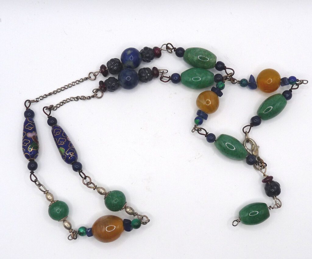 Silverhalsband med aventurin, agat, malakit, sodalit, lapis lazuli och granat.