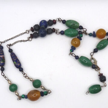 Silverhalsband med aventurin, agat, malakit, sodalit, lapis lazuli och granat.