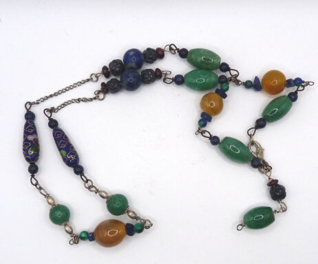 Silverhalsband med aventurin, agat, malakit, sodalit, lapis lazuli och granat.