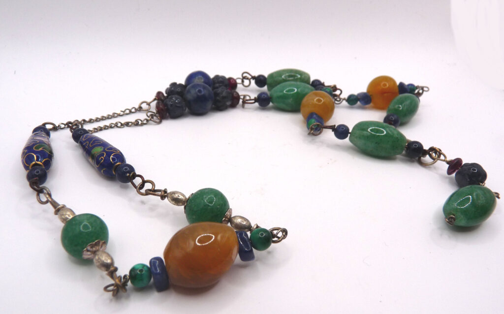 Silverhalsband med aventurin, agat, malakit, sodalit, lapis lazuli och granat.