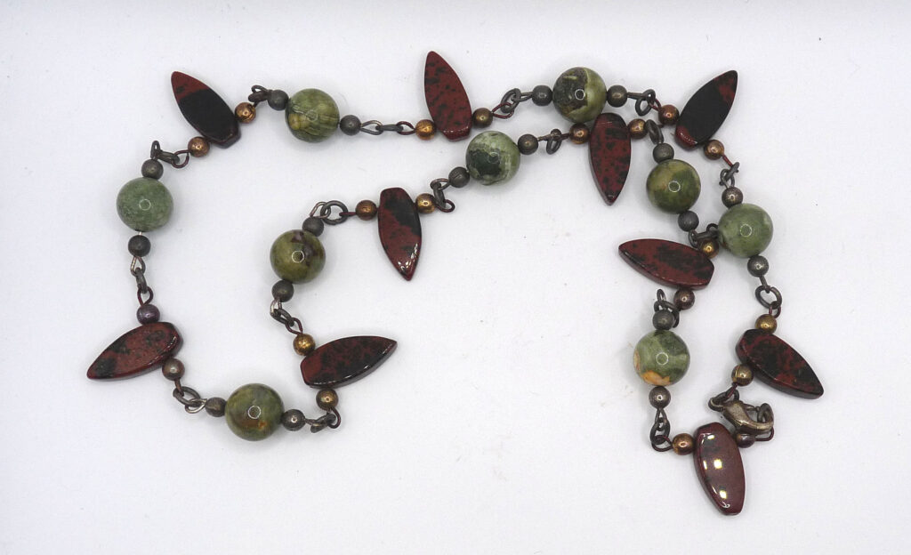 Silverhalsband med mahogany obsidian och rainforest jaspis.