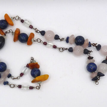 Silverhalsband med rosenkvarts, bärnsten, lapis lazuli, aventurin, bergkristall och granat.