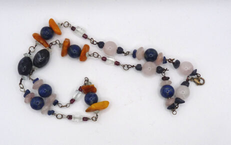Silverhalsband med rosenkvarts, bärnsten, lapis lazuli, aventurin, bergkristall och granat.