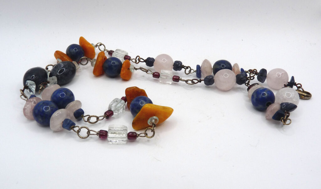 Silverhalsband med rosenkvarts, bärnsten, lapis lazuli, aventurin, bergkristall och granat.