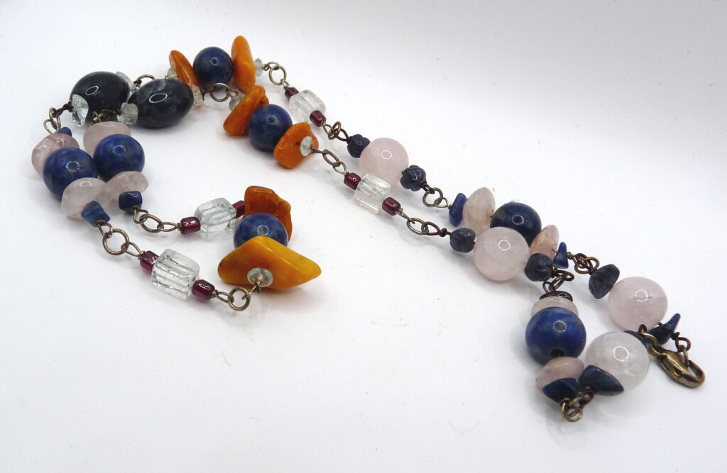 Silverhalsband med rosenkvarts, bärnsten, lapis lazuli, aventurin, bergkristall och granat.