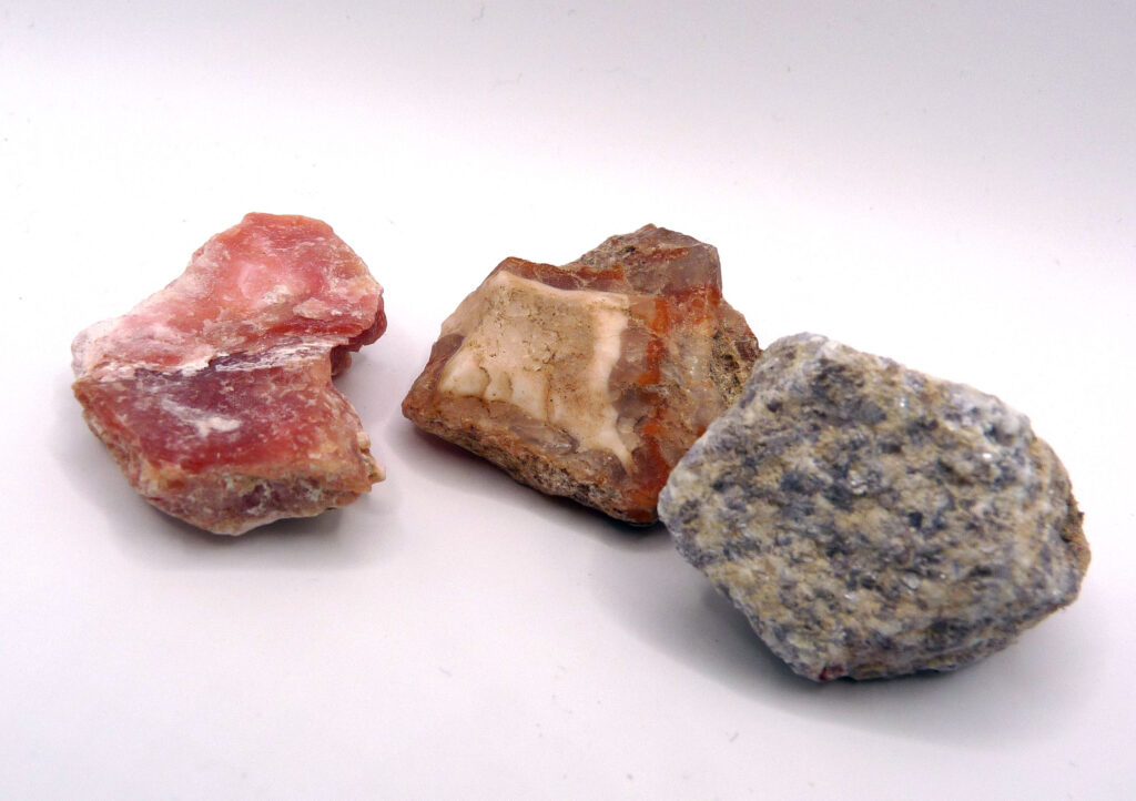 En grupp ädelstenar: rosa opal, agat och lepidolit.