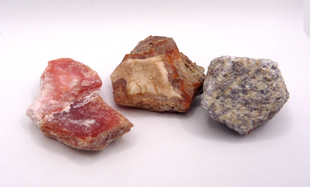 En grupp ädelstenar: rosa opal, agat och lepidolit.