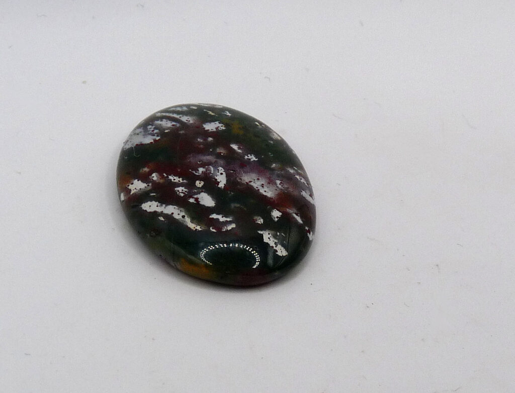 Breccierad jaspis, cabochon.