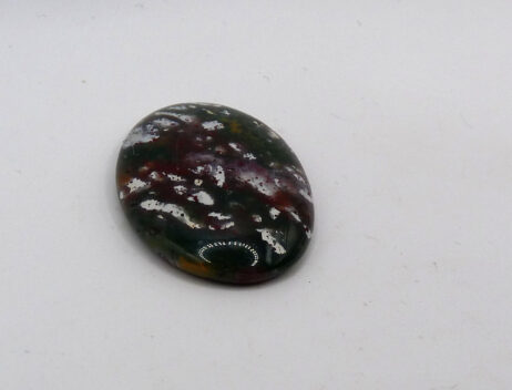 Breccierad jaspis, cabochon.