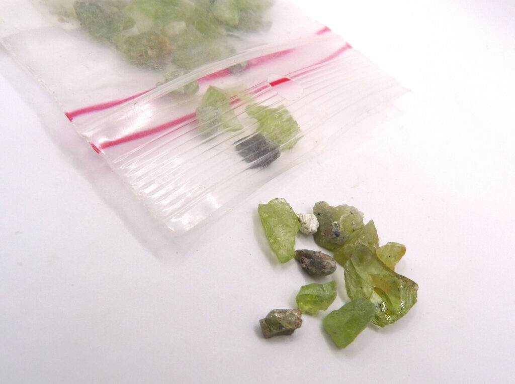 Peridot, små råstenar.
