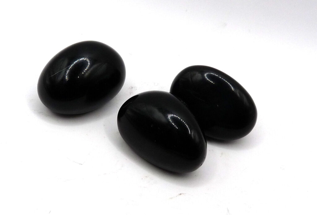 Svart obsidian, trumlad.