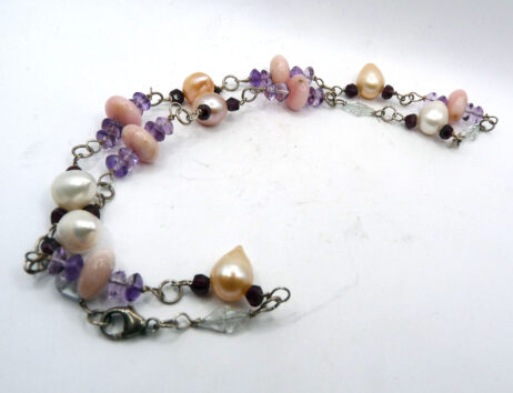Rosa opal, pärlor, ametist, granat och topas i ett silverhalsband.