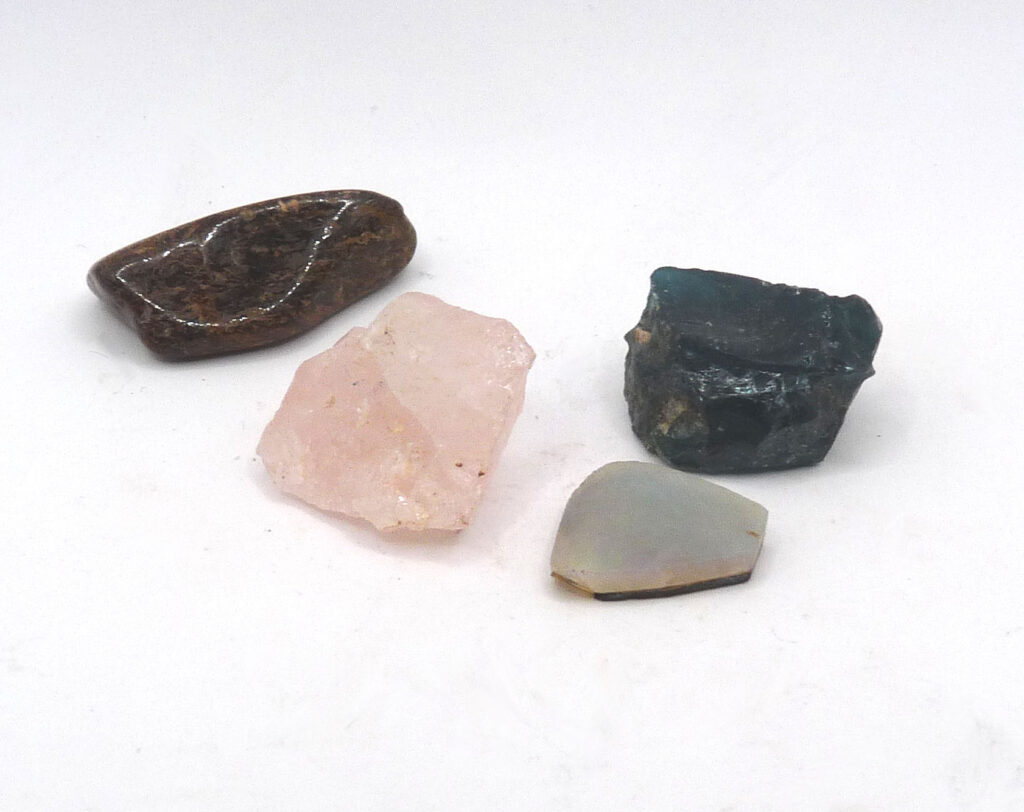 Grupp med ädelstenar: Rosenkvarts, ädelopal, bergslagssten och bronzit.