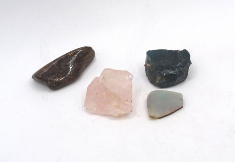 Grupp med ädelstenar: Rosenkvarts, ädelopal, bergslagssten och bronzit.