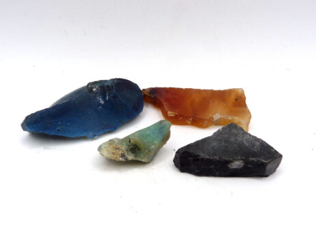 Grupp med ädelstenar: Agat, bergslagssten, blå opal och obsidian.