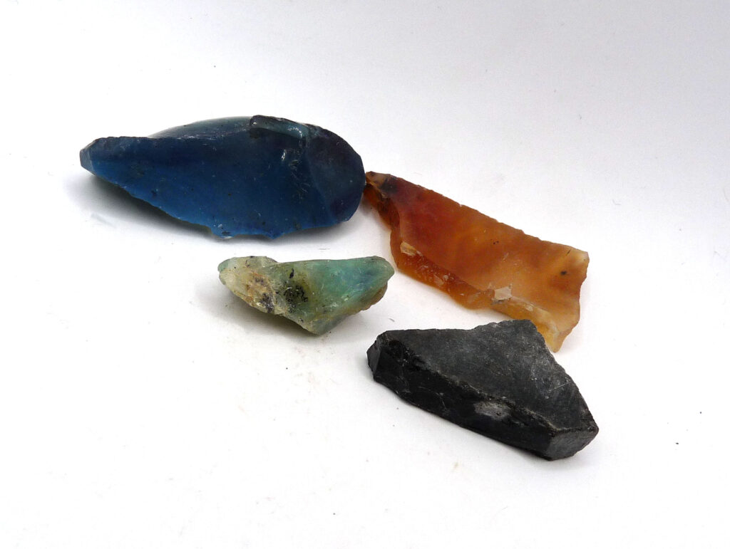 Grupp med ädelstenar: Agat, bergslagssten, blå opal och obsidian.