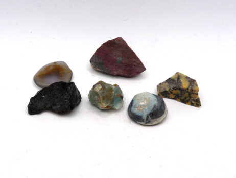 Grupp med ädelstenar: Opal, blå kalcedon, tektit, blå opal, röd jaspis och dendritisk opal.