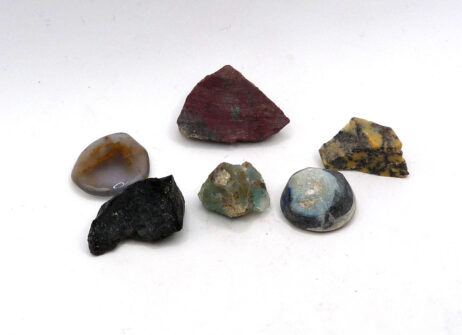 Grupp med ädelstenar: Opal, blå kalcedon, tektit, blå opal, röd jaspis och dendritisk opal.
