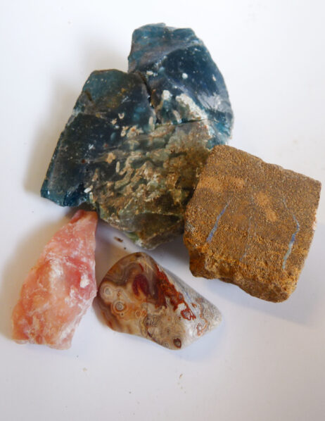 Boulder opal, bergslagssten, rosa opal och crazy lace agat - Bild 2