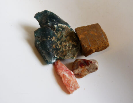 Boulder opal, bergslagssten, rosa opal och crazy lace agat - Bild 3