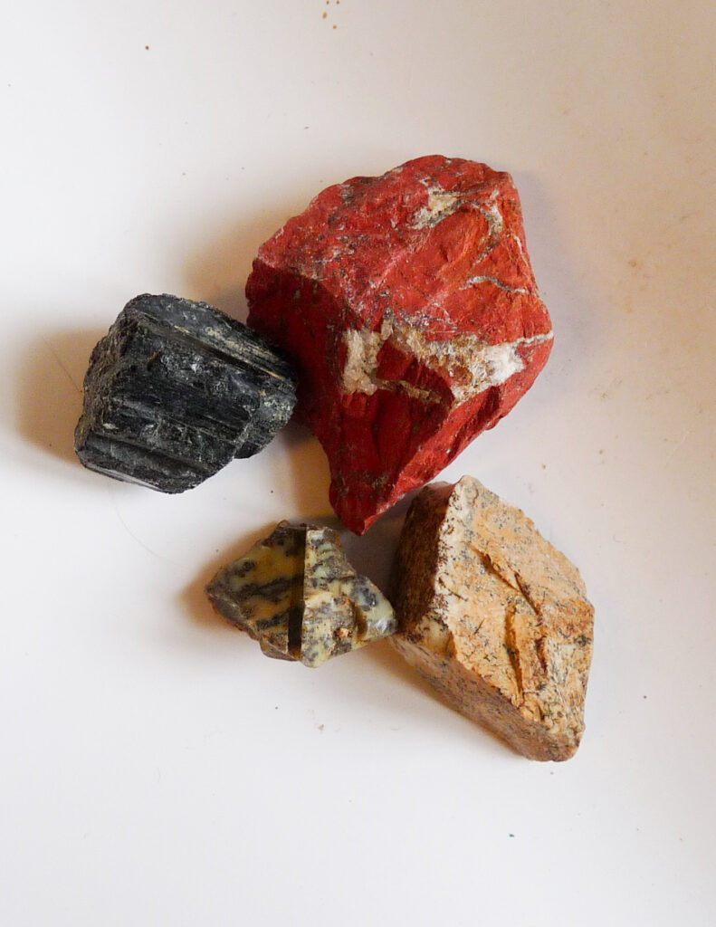 Breccierad jaspis, dendritisk opal, bildjaspis och turmalin
