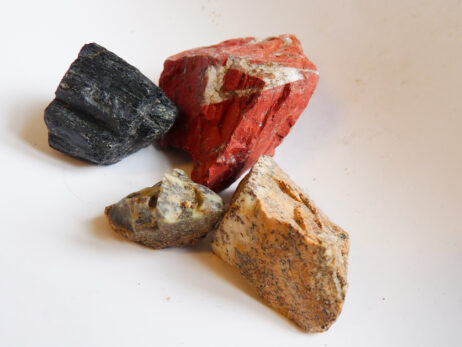 Breccierad jaspis, dendritisk opal, bildjaspis och turmalin